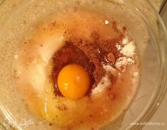 Смешать муку, растопленное сливочное масло, сахар, какао , соль, яйцо, вино, водку и  цедру апельсина.