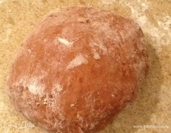 Замесить тесто, тесто должно быть не крутое. Положить его в холодильник на 3 часа.