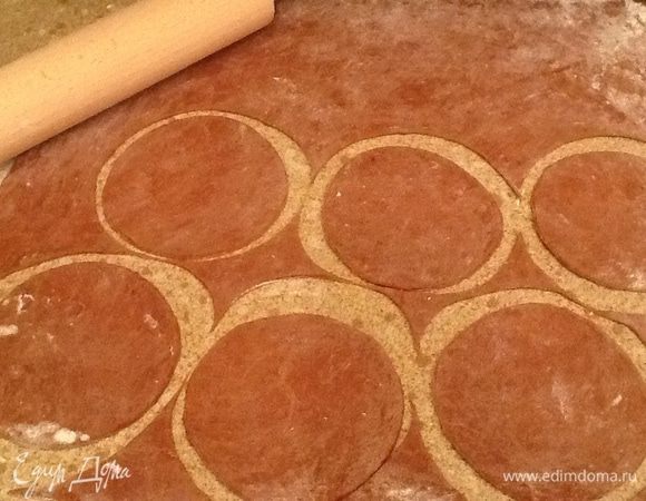 Через 3 ч. тесто достать из холодильника, раскатать в пласт толщиной 1,5-2,0 мм, вырезать круглой формой кружочки диаметром 10 см.
