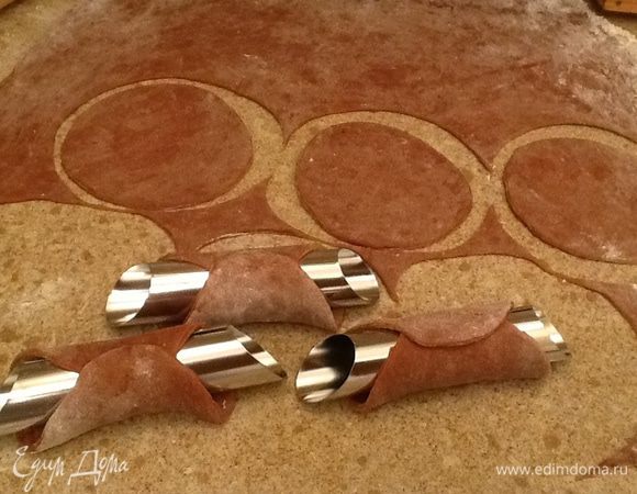 Металлически трубочки  обматываем кружочками.