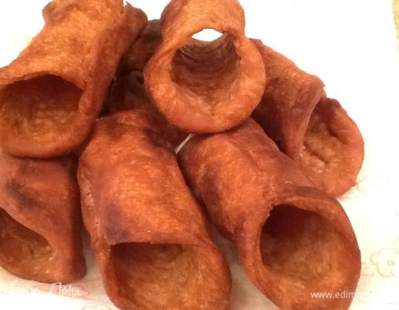 Достаем трубочки и выкладываем на бумажные полотенца.