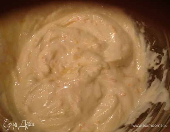 Готовим начинки:
Белый крем: риккоту смешиваем с сахарной пудрой, ванилью, цедрой апельсина и амаретто.
