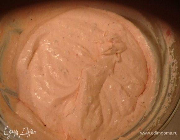 Розовый крем: охлажденные сливки взбиваем, добавляем сахарную пудру, ванилин, клубнику, взбитую блендером