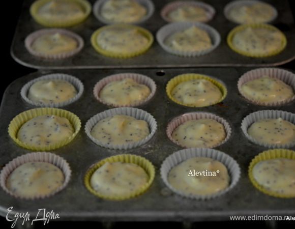 Разложим бумажные формочки по мини-формам. Если нет мини-форм,  можно использовать стандартные, заполнив только наполовину.
Поставим в морозильник на 2 часа или более.