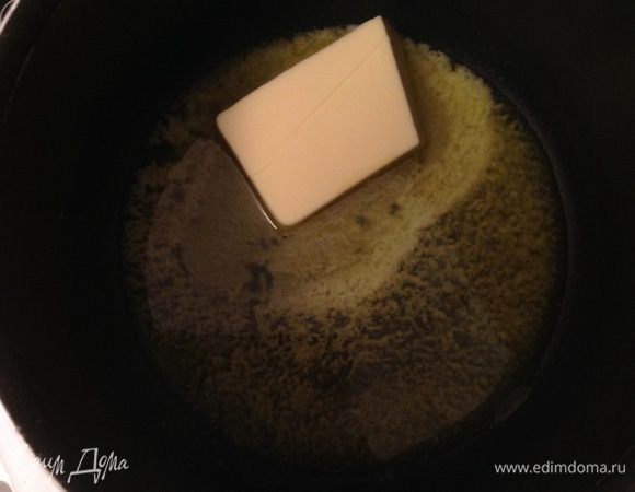 Бешамель:

Сливочное масло растопить. Вмешать муку. Добавлять молоко энергично вымешивая. Посолить, поперчить, добавить мускатный орех.
