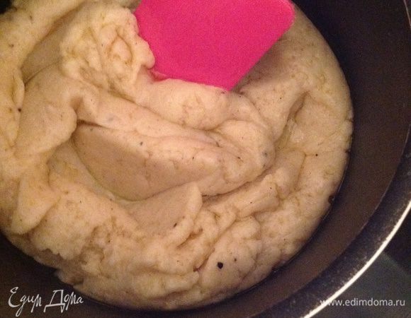 Вмешать муку. Добавлять молоко энергично вымешивая. Посолить, поперчить, добавить мускатный орех.
