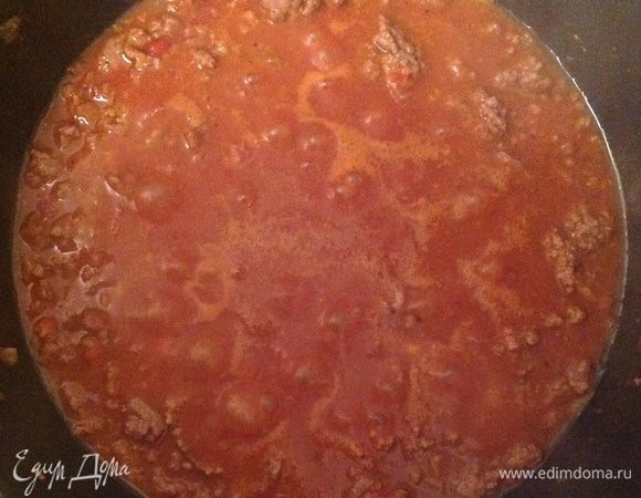 Добавить говяжий фарш. Довести фарш до полу готовности. Добавить томаты и томатную пасту, сахар, соль и перец. Тушить пока соус не загустеет.