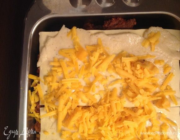 Последний слой пасты смазываем Бешамелем и посыпаем сыром. Отправляем в разогретую духовку на 20 минут. Температура 200. 
Приятного аппетита! 