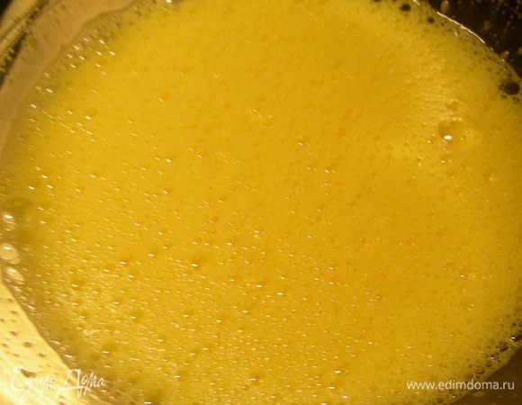 Яйца с сахаром взбиваем до пены.