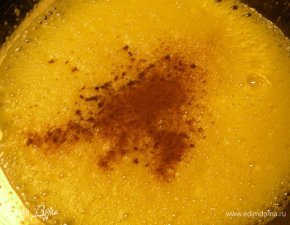 Добавляем соль, гвоздику, корицу. 
