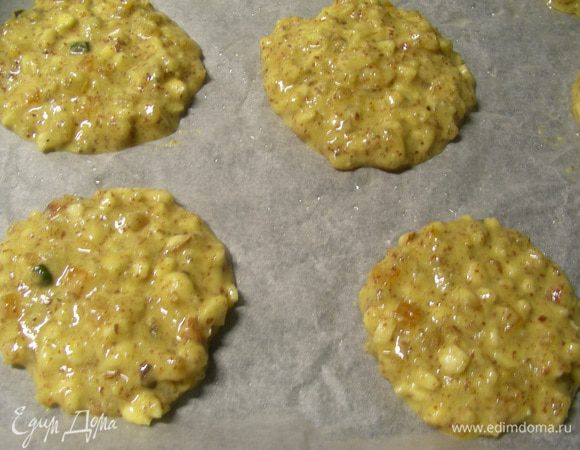 Бумагу для выпечки смазываем маслом и выкладываем на нее тесто кружочками. Если у Вас есть специальные облатки для пряников - это идеально. Надо учитывать, что при выпекании они растекаются, поэтому не нужно их делать слишком большими и оставлять между ними расстояния. Выпекаем их в духовке 175 гр минут 25-30.