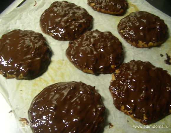 Еще теплыми покрываем их растопленным шоколадом. И можно пробовать))
