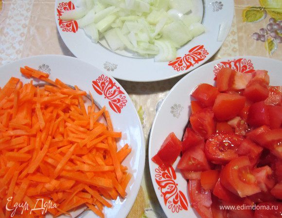 Рыбу нарезать кусочками. Лук и морковь – тонкими ломтиками, помидоры – крупными дольками. 