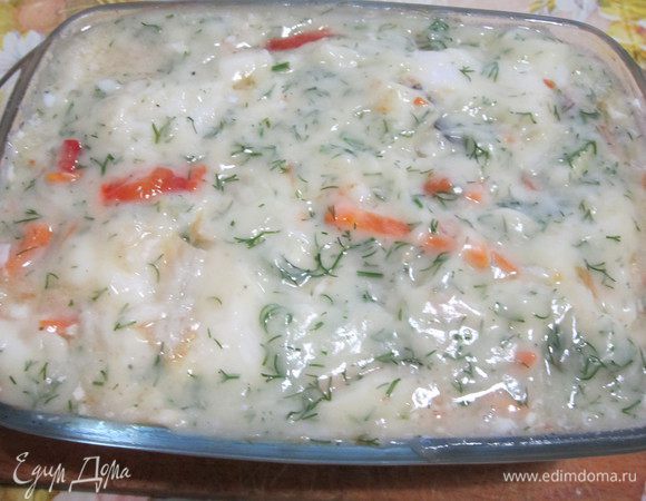 Муку поджарить на сливочном масле, развести рыбным бульоном, добавить нарезанный укроп, посолить и поперчить. Полученным соусом полить рыбу, посыпать тёртым сыром Джюгас и запекать 8-10 минут. 