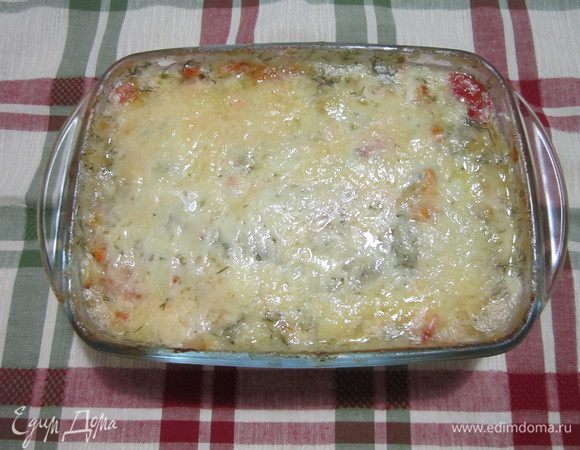 Перед подачей запеканку нарезать порциями и посыпать тёртым сыром. Если запеканка немного постоит, то это будет возможно сделать).  Я же не стала ждать, поэтому она у меня плохо держала форму, но на вкусе это никак не отразилось. Приятного аппетита!