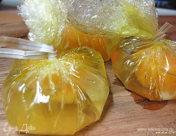 Собрать концы пленки вместе, завязать узелок или обвязать ниткой.