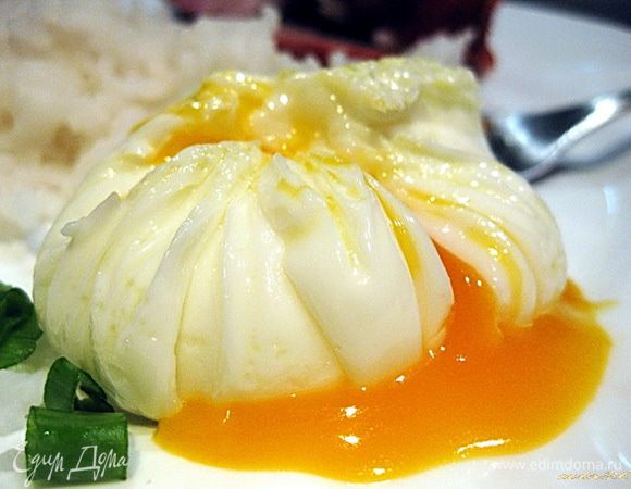 В кастрюле вскипятить воду, убавить огонь и опустить в воду мешочки с яйцами. Варить 5–7 минут, в зависимости от желаемой вами консистенции. Мешочки с готовыми яйцами вынуть из воды, аккуратно снять пищевую пленку и выложить яйца пашот на блюдце. Приятного аппетита!