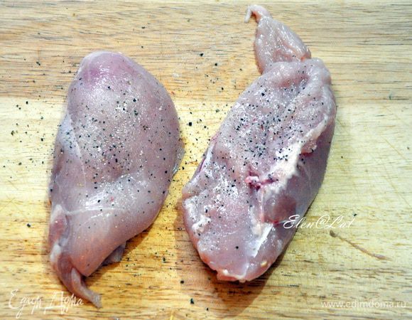 Итак, все очень просто)
Грудки натереть солью и перцем. Обвалять в муке и стряхнуть лишнее. Обжарить в оливковом масле 3-5 минут с каждой стороны. 