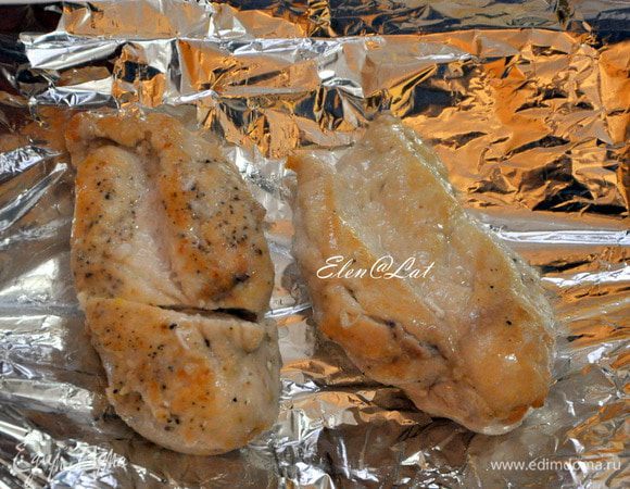 Затем обернуть горячие грудки в фольгу.