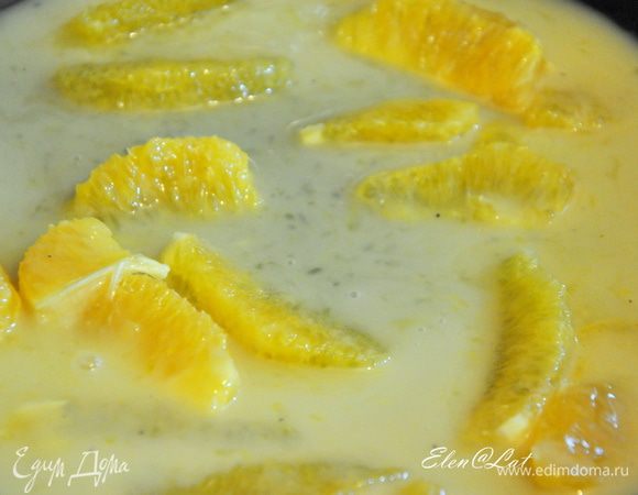 В  сковороде, где жарились грудки разогреваем вино с сахаром. 
В апельсиновом соке развести 1 ч.л. крахмала и добавить сок к вину. Перемешать венчиком. Добавить соль, перец и имбирь.
В соус добавить апельсиновые  дольки и прогреть.

