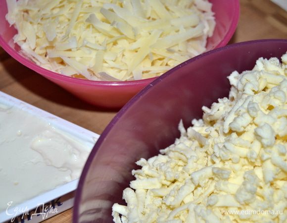 Подготовить сыры,натереть на крупной терке.Сыр лучше брать с ярко выраженным вкусом,тогда конечный результат будет более ароматным.