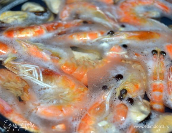 Креветки и мидии закинуть в кипящую воду с солью,лаврушкой и перцем горошком.Буквально на пару минут,чтобы только разморозить и прогреть.Затем слить воду и очистить креветки.