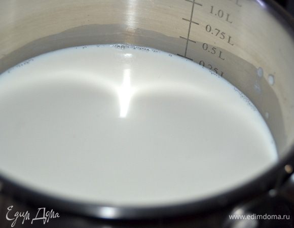 Сливки наливаем в сотейник и ставим на огонь.Потихоньку прогреваем,но не кипятим.