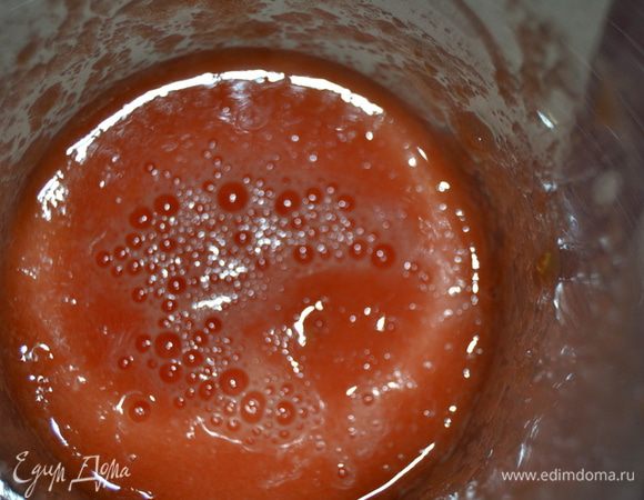 Помидоры пюрировать в блендере.