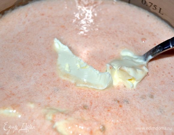 Добавляем козий сыр.Размешать до растворения.