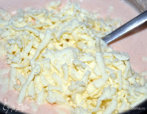 Добавляем адыгейский сыр и так же перемешиваем.Посолить,поперчить и добавить прованские травы.