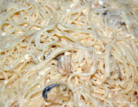 Выложить к креветкам спагетти и вылить сырный соус.Все быстро перемешать.