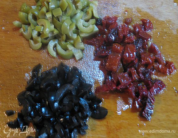 Порезать маслины, оливки и вяленые помидоры.