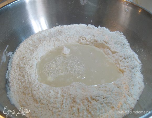 В муке сделать углубление и добавить тепленькой воды.  Хорошо вымесить.   