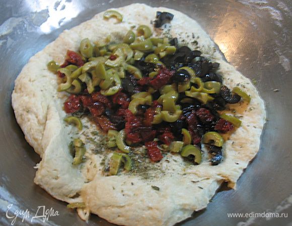 Добавить оливки, маслины, вяленные помидоры, травы, оливковое масло и вымешивать до гладкого шелковистого состояния.   