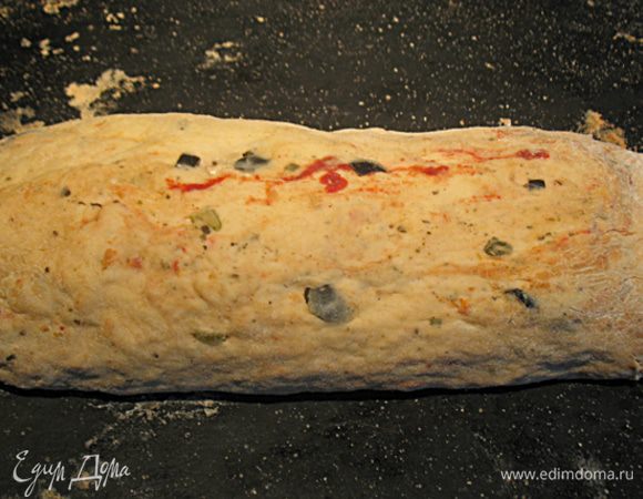 Сформировать  тесто в виде батона. Положить на противень, накрыть его  и оставить подниматься в теплом месте без сквозняков. Тесто должно увеличиться вдвое.   Чем быстрее поднимется тесто тем хлеб будет вкуснее.  В то же время если тесто передержать на растойке оно упадет и потеряет вкус.  