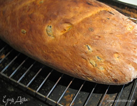 Ставим в разогретую до 200 градусов духовку. Когда на хлебе появиться корочка уменьшаем температуру до 150 градусов и выпекаем до готовности.  Это делается для того чтобы образовалась толстенькая корочка. Чтобы хлеб равномерно приготовился нужно во время приготовления менять его положение.   Выключаем духовку, приоткрываем дверцу и оставляем еще хлеб на 3-5 минут, корочка будет хрустящей.  Вынимаем, кладем на решетку, чтобы хлеб снизу не сырел. Даем остыть. 