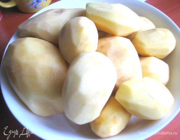 Выбрать ровные картофелины, почистить, помыть.