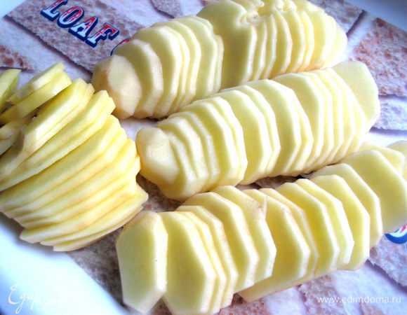 Нарезать тонкими ломтиками толщиной в 3-4 мм.