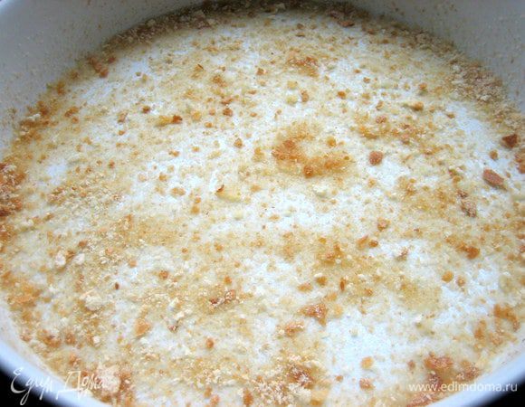 Керамическую форму высотой 5 см и в диаметре 24 см смазываем растительным маслом и присыпаем полученной крошкой.