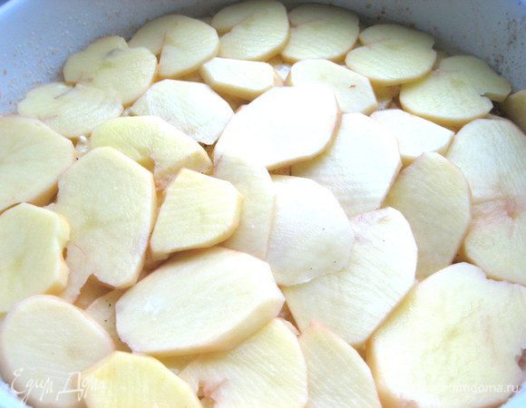 Начинаем выкладывать слоями картофельные ломтики.