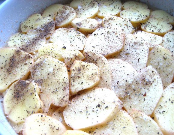 Солим, перчим, присыпаем базиликом.