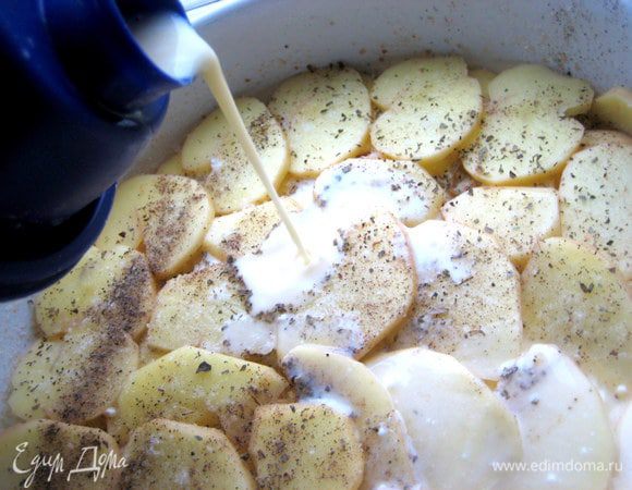 Хорошенько встряхиваем закрытый шейкер и хаотично поливаем на каждый слой омлетный состав. Не обязательно попасть на каждый ломтик картофеля!