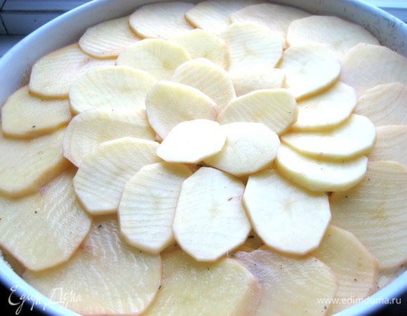 Так продолжаем делать 6 слоёв... С перцем осторожнее,не переборщить...,можно не на каждый слой такое количество,как у меня)))