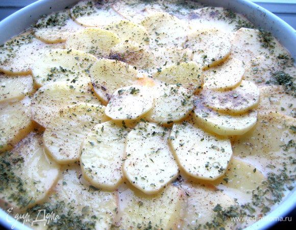 Сверху заливаем остатки омлета,стараясь попасть уже на каждый лепесток из картофеля...,снова соль,перец и зелень петрушки.