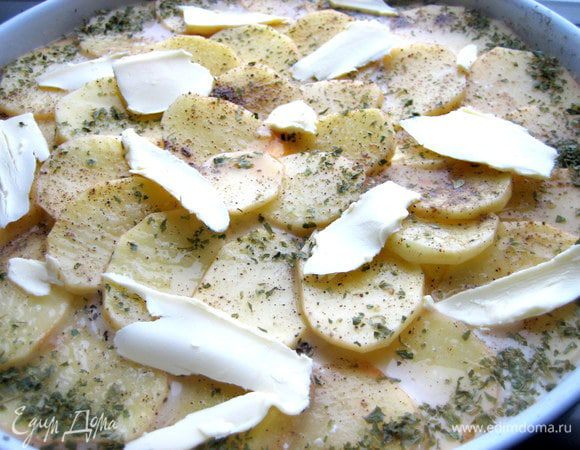 Раскладываем хаотично кусочки сливочного масла.