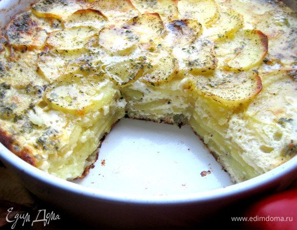 Вырезаем лопаткой порцию и сразу подаём ( у меня были ещё обычные котлетки!) в горячем виде.