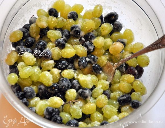 Виноград очистить от веточек, промыть и смешать с сахаром и растопленным сливочным маслом.