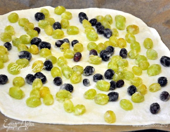 Выложить половину винограда, распределив по всей поверхности.