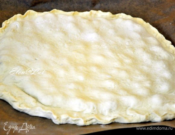 Вторую часть теста также раскатать и накрыть ей тесто с виноградом. Края защипать.