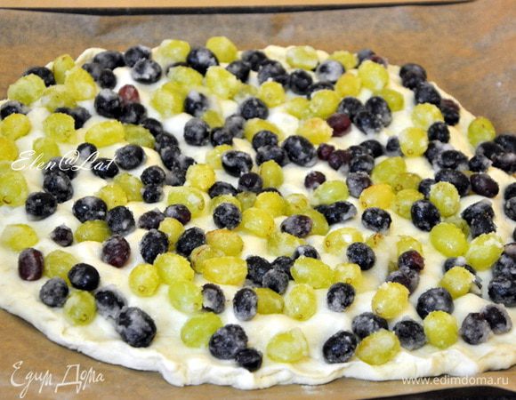 Сверху выложить вторую часть винограда, также распределив.